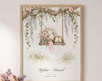 Puede incluir: Una lámina artística enmarcada que muestra dos pájaros pequeños en un columpio de madera colgado de una rama decorada con rosas rosadas y glicinias moradas. Debajo de la ilustración, el texto dice Sophia & Daniel Together Since June 14, 2019.