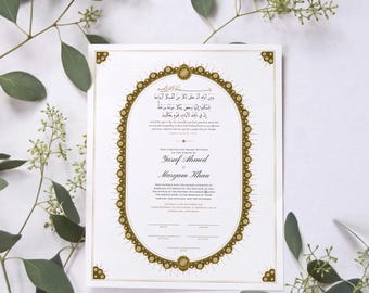 Puede incluir: Un certificado de matrimonio Nikah rectangular blanco con un marco ovalado central con bordes decorativos dorados intrincados. El documento incluye caligrafía árabe, texto en inglés que detalla el matrimonio de Yusuf Ahmed y Maryam Khan, y líneas de firma.