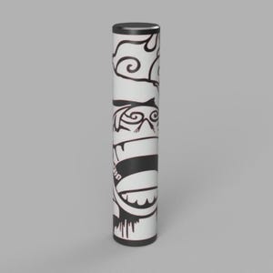 Può includere: Oggetto cilindrico bianco con parte superiore e inferiore nere. Il corpo presenta un design a cartone animato nero con un volto, vortici e gocce. Il design è centrato sull'oggetto.