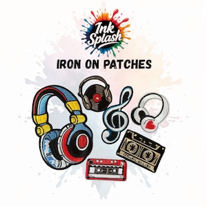 Könnte beinhalten: Eine Sammlung von Aufbügel-Patches mit Musikthema. Die Patches umfassen einen großen Kopfhörer, eine Schallplatte mit Kopfhörern, einen Violinschlüssel, ein Paar Kopfhörer mit Herz, eine Kassette und eine rote Kassette. Die Wörter "Ink Splash" und "Iron On Patches" sind ebenfalls sichtbar.