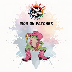 Peut inclure: Un écusson thermocollant représentant une grenouille verte portant un chapeau, une chemise et des bottes de cow-boy roses. La grenouille est posée avec une main sur son chapeau. Le patch porte le texte "IRON ON PATCHES" et le logo "Ink Splash".