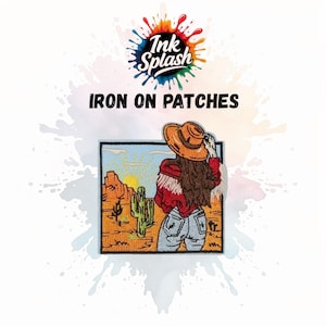 Peut inclure: Un écusson thermocollant brodé représentant une femme portant un chapeau de cow-boy, face à un paysage désertique avec des cactus et des montagnes. Le patch est carré et porte le texte "IRON ON PATCHES".