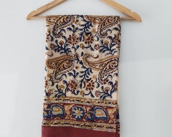 Pareo de algodón estampado a mano: pareo playero floral estilo boho.