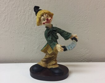 Vintage Biskätzchen Clown Figur auf einem Holzständer spielen eine Konzertina mit einem Lächeln.