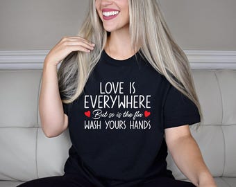 Chemise RN Saint-Valentin, l'amour est partout, lavez-vous les mains chemise, chemise infirmière Saint-Valentin, t-shirt drôle infirmière Saint-Valentin, joli cadeau RN Saint-Valentin