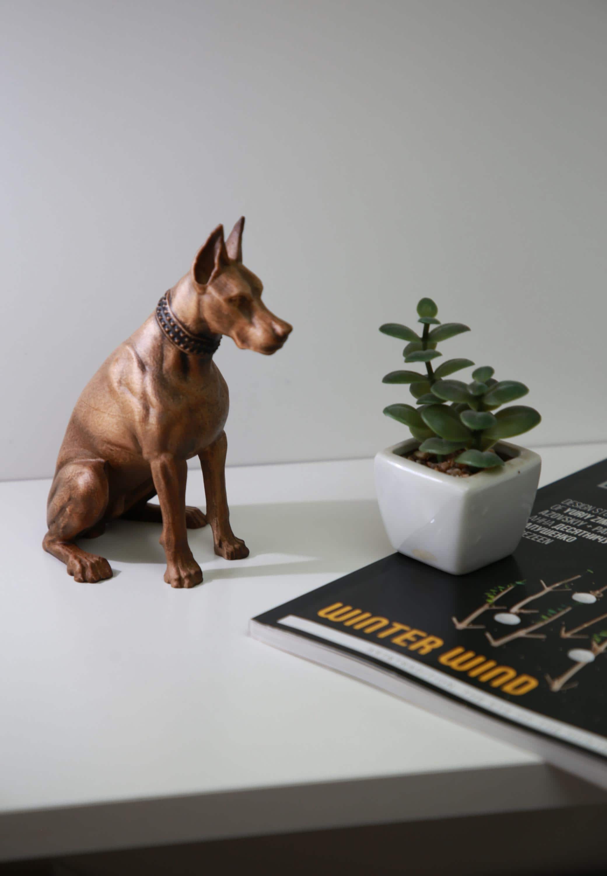 木製ドーベルマン置物 - 手彫りの犬の彫刻 - 動物の木彫り - Etsy 日本