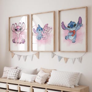 Stampa digitale da parete con Stitch e Angelo / Decorazione carina per la cameretta dei bambini / Download di poster per la cameretta dei bambini / Stampa da parete per la camera delle bambine