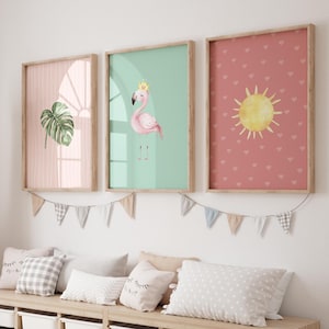 Juego de 3 impresiones de flamencos para pared de habitación infantil: flamencos rosas bohemios, hojas tropicales y sol. Descarga digital para habitación de niña o infantil.