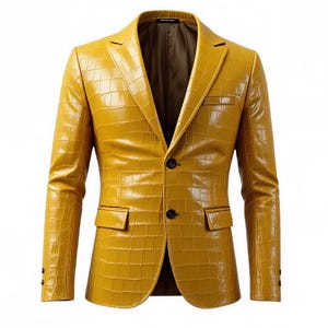 Puede incluir: Un blazer amarillo mostaza con un patrón texturizado similar al de un cocodrilo. La chaqueta tiene solapas con muescas, dos bolsillos delanteros y cierre de dos botones. Las mangas tienen botones en los puños. El blazer es de corte entallado.