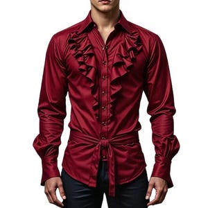 Pode incluir: Uma camisa bordô de manga comprida com babados na frente e uma gravata na cintura. A camisa tem punhos abotoados e uma gola clássica. O tecido tem um leve brilho.