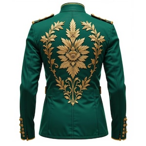 Op de afbeelding: Smaragdgroene jas met gouden geborduurde bloemen op de rug. De jas heeft een hoge kraag, gouden afwerking en gouden knopen op de mouwen. Een formeel, elegant kledingstuk.