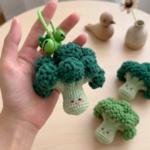 Modello PDF per mini broccoli all'uncinetto a forma di gatto gelatinoso - Portachiavi amigurumi a forma di verdura - Ciondolo divertente per borsa all'uncinetto - Giocattolo da cucina amigurumi