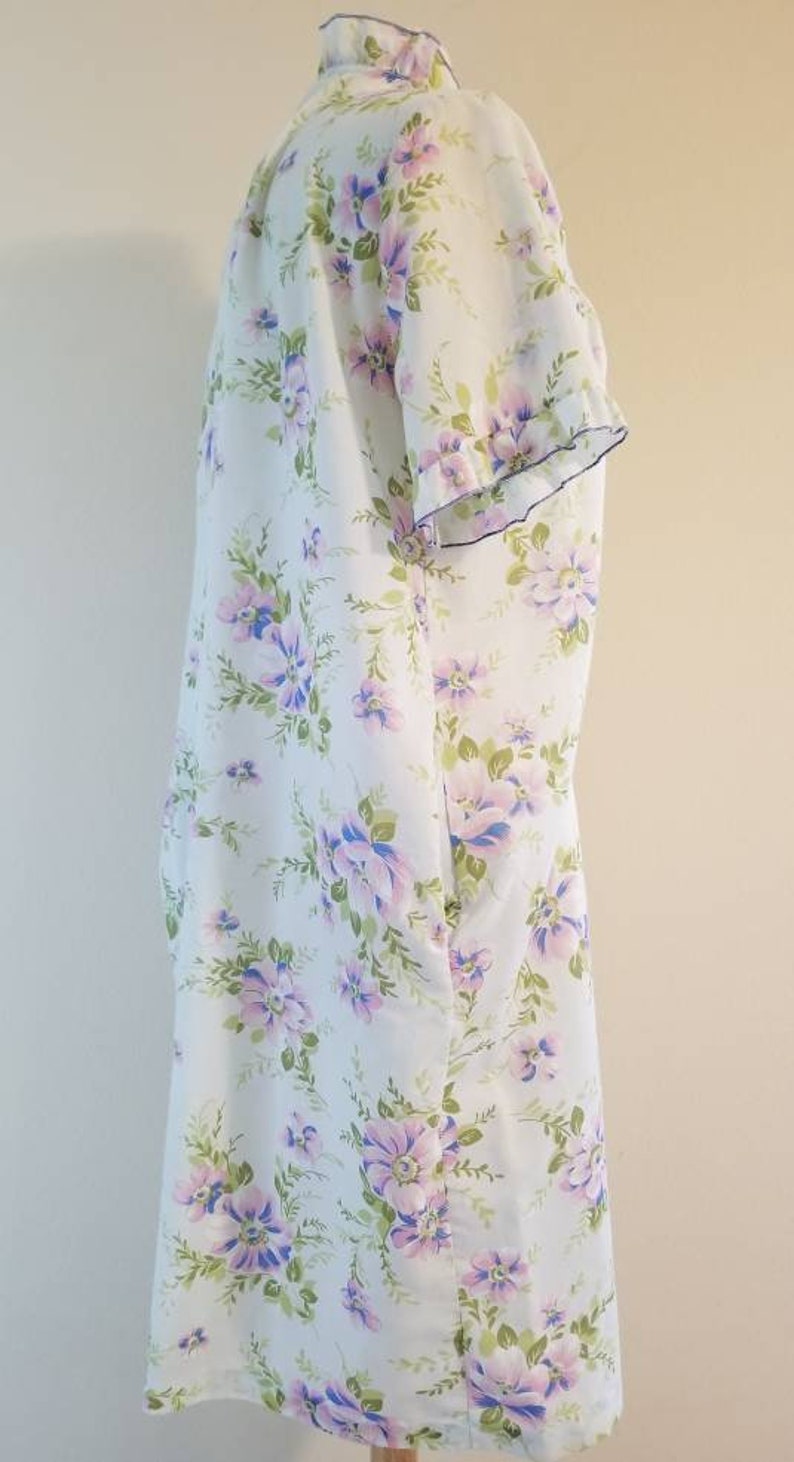 Vintage House Dress Robe with Pearl Snap Buttons Pastel Floral size Medium made by Heiress