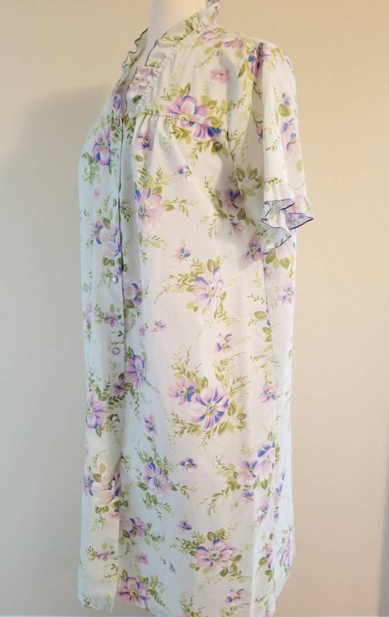 Vintage House Dress Robe with Pearl Snap Buttons Pastel Floral size Medium made by Heiress