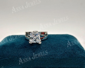 Anillo solitario de plata de ley con talla princesa, alianza de compromiso minimalista.