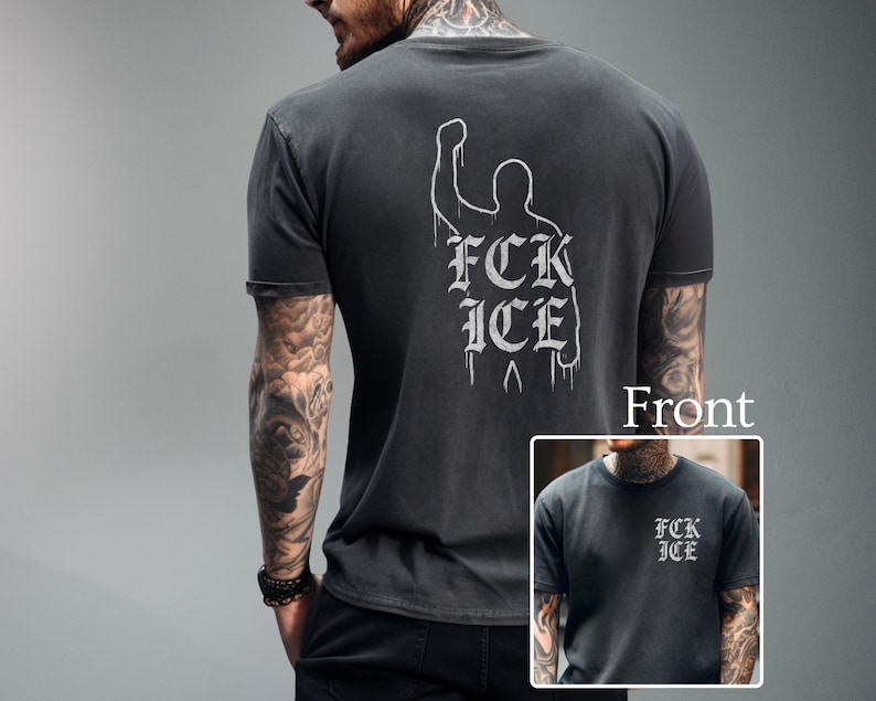 Puede incluir: Camiseta gris oscuro con el texto blanco "FCK ICE" en letras g&oacute;ticas y un pu&ntilde;o en alto. La camiseta es de cuello redondo y tiene un aspecto desgastado.