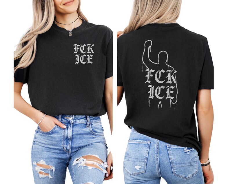 Puede incluir: Camiseta negra con el texto "FCK ICE" en fuente g&oacute;tica en la parte delantera. La parte trasera de la camiseta presenta la silueta de una persona con el pu&ntilde;o en alto y el mismo texto. La camiseta se lleva con vaqueros azules.