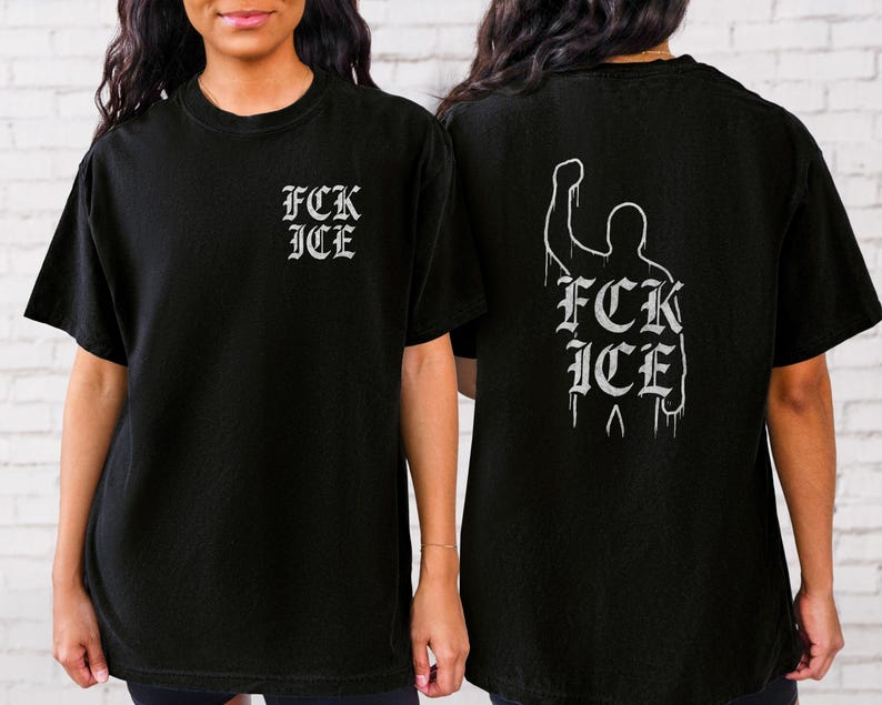Puede incluir: Camiseta negra con el texto "FCK ICE" en fuente g&oacute;tica en la parte delantera y una silueta de pu&ntilde;o en alto con el mismo texto en la parte trasera. La camiseta es de cuello redondo y manga corta.