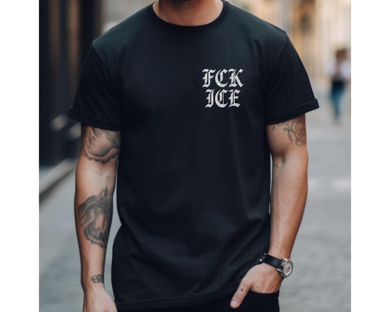 Puede incluir: Camiseta negra con el texto "FCK ICE" en fuente g&oacute;tica en la parte superior izquierda del pecho. La camiseta es de manga corta y parece estar hecha de un material suave.