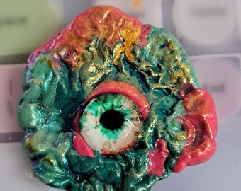 Peekaboo Pink - Eye brooch in pink and turquoise