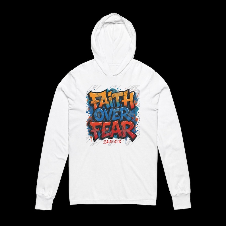 Peut inclure: Un sweat &agrave; capuche blanc &agrave; manches longues avec l'inscription "Faith Over Fear" en style graffiti. Le texte est en orange, bleu et rouge, avec le verset biblique Isa&iuml;e 41:10 en dessous. Le sweat a une capuche et des manches longues.