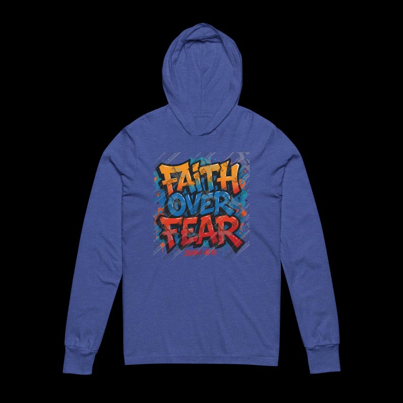 Peut inclure: Un sweat &agrave; capuche bleu avec des manches longues. Le devant pr&eacute;sente les mots "FAITH OVER FEAR" dans un design de style graffiti avec des couleurs orange, bleu et rouge. Le sweat &agrave; capuche a une capuche &agrave; cordon.