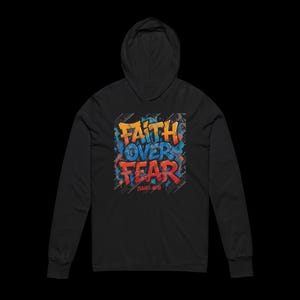 Peut inclure: Sweat-shirt &agrave; capuche noir avec l'inscription "Faith Over Fear" dans un style graffiti. Le texte est en orange, bleu et rouge, avec le verset biblique Isa&iuml;e 41:10 en dessous. Le sweat-shirt a des manches longues et une capuche.
