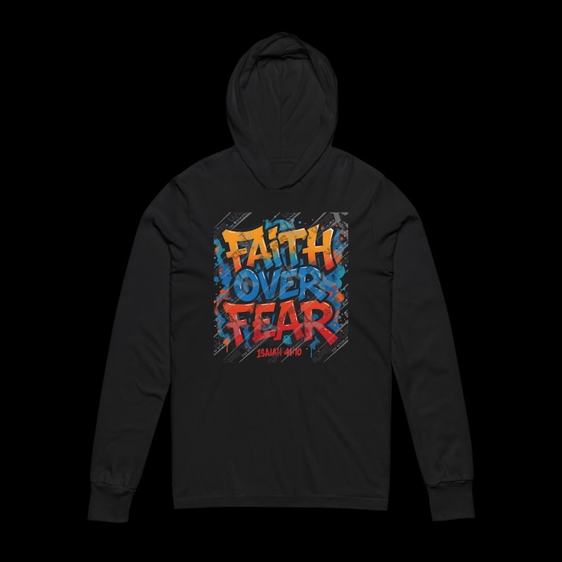 Peut inclure: Sweat-shirt &agrave; capuche noir avec l'inscription "Faith Over Fear" dans un style graffiti. Le texte est en orange, bleu et rouge, avec le verset biblique Isa&iuml;e 41:10 en dessous. Le sweat-shirt a des manches longues et une capuche.