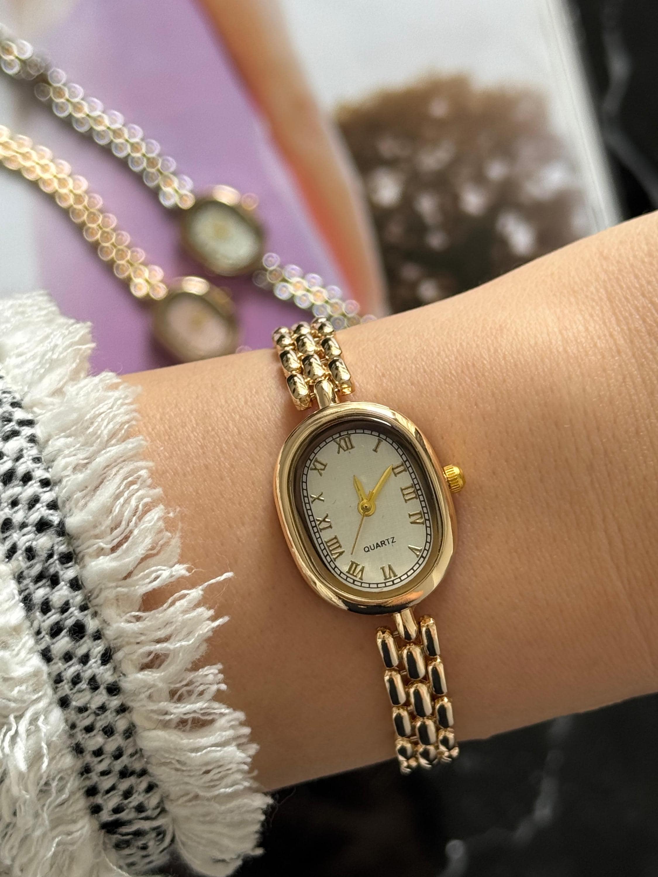 Vintage Dainty Oval Dial Gold Bracelet Watch - Luxury Waterproof Casual Vintage White Oval Flower Minimalist Gold Womens Watch Small  main image 4