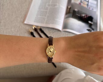 Reloj vintage para mujer: caja ovalada dorada, números romanos, correa de piel sintética, elegante reloj de cuarzo. Un regalo para ella, un reloj minimalista.