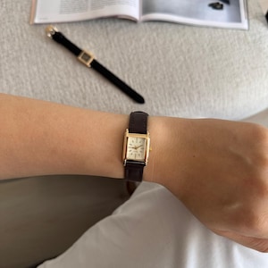 Elegante orologio da donna rettangolare - Cassa color oro, cinturino in similpelle, design classico minimalista, accessorio regalo ideale, regalo per moglie, orologio da ragazza