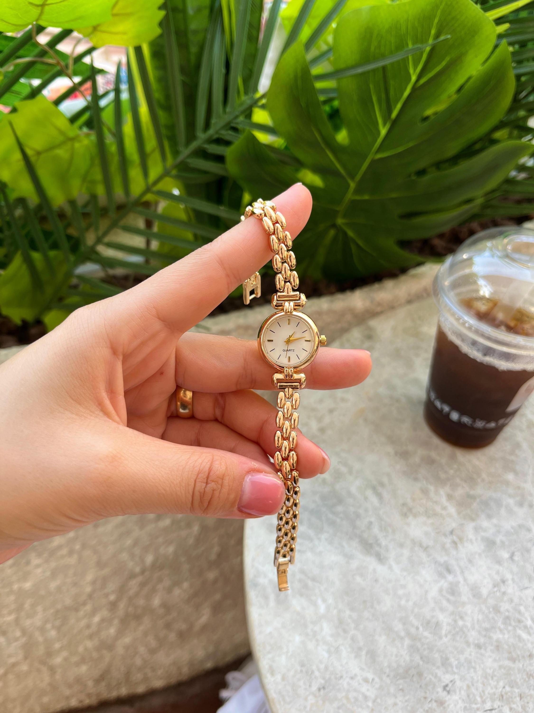 Elegant Women's Gold Bracelet Quartz Watch: Chic and Minimalist…