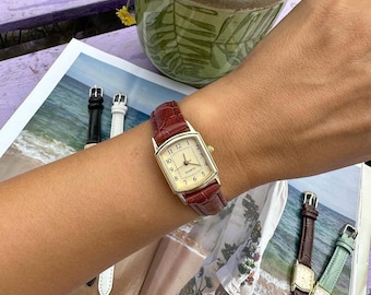 レディース クォーツ腕時計 ゴールドケース フェイクレザーストラップ ミニマル腕時計、母の日ギフト