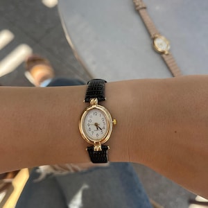 Orologio ovale di ispirazione retrò - Cinturino in similpelle nero o beige - Piccolo orologio da polso al quarzo da donna in oro - Regalo senza tempo, regalo per la migliore amica