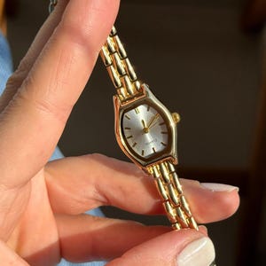 Elegant Gold Women's Wristwatch: Quartz Roman Numerals,Mother's Day Gift
