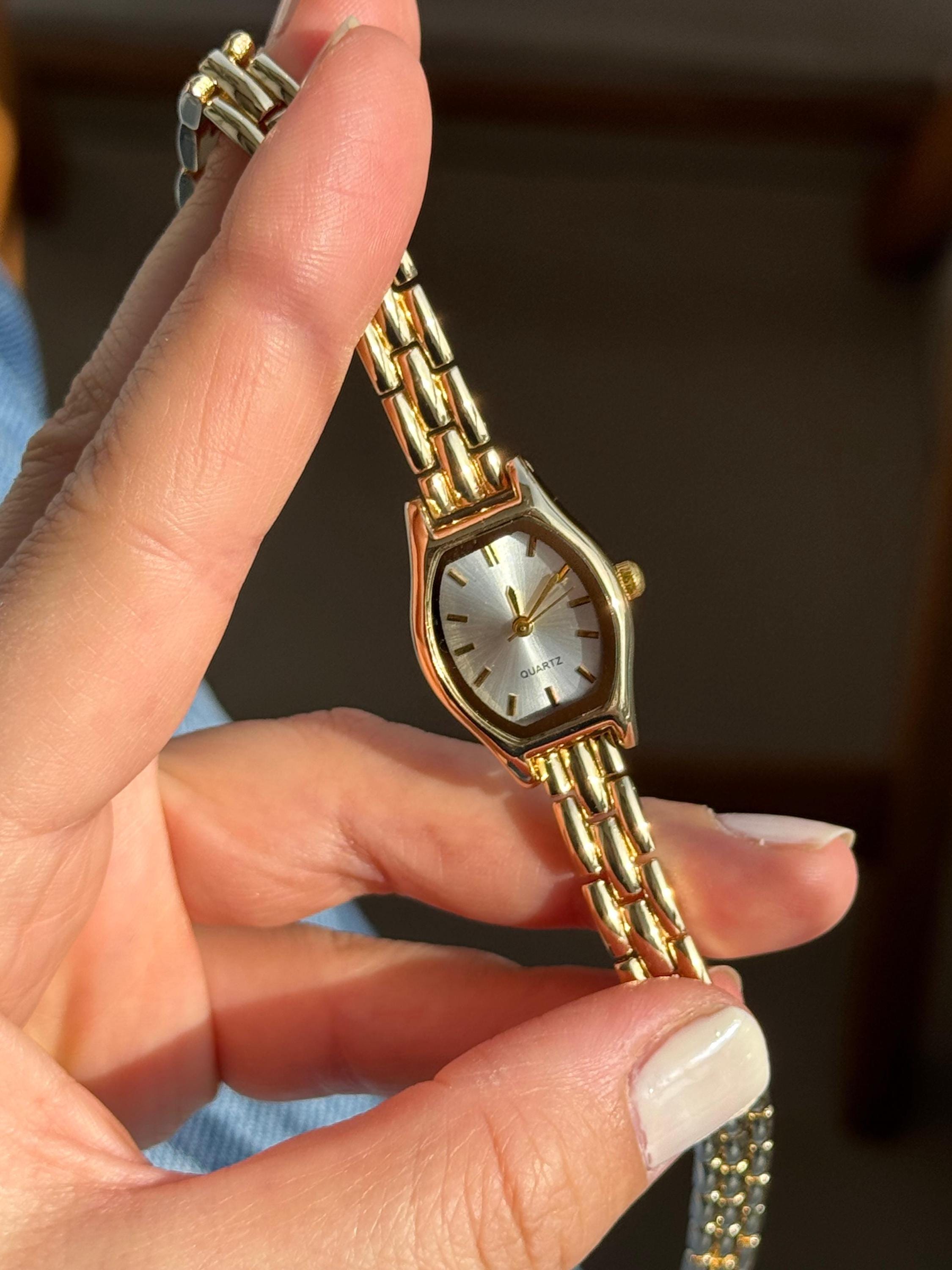 Elegant Gold Women Watch Quartz Classic Dial Bracelet Gift  display picture 2