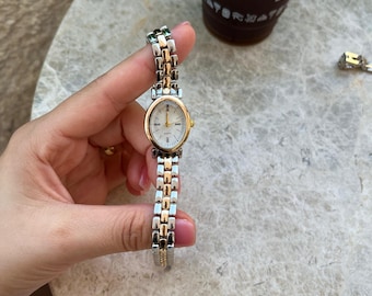 Tweekleurig quartzhorloge met ovaal gezicht: minimalistisch armbandontwerp, cadeau voor haar