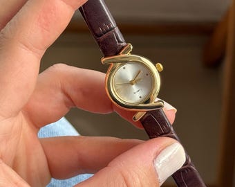 Elegante Damenuhr: Goldgehäuse, braunes Lederband, quadratische Armbanduhr, Geschenk für Sie