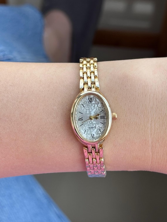 Gold Oval Women's Quartz Watch: Roman Numeral Bracelet Watch, Elegant Classic Gift for Her