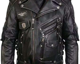 Può includere: Giacca da motociclista in pelle nera con multiple tasche con cerniera, colletto a revers e cuciture decorative. Include spalline, cintura in vita e toppe sul petto. La giacca ha un classico stile biker.