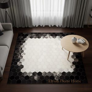 Könnte beinhalten: Rechteckiger Teppich mit einem Wabenmuster in Schwarz, Grau und Weiß. Der Teppich hat einen dunklen sechseckigen Rand, der einen helleren Mittelbereich umrahmt. Der Text "Elyssia Decor Home" ist auf dem Teppich zu sehen.
