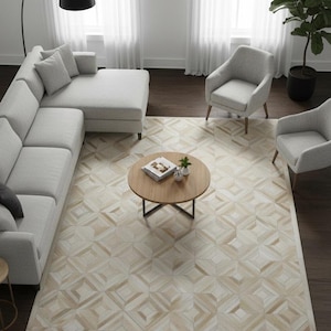 Könnte beinhalten: Ein modernes Wohnzimmer mit einem hellgrauen Ecksofa, zwei grauen Sesseln und einem runden Couchtisch aus Holz. Ein geometrisch gemusterter Teppich in Beige- und Cremetönen bedeckt den Boden. Eine schwarze Stehlampe und eine Topfpflanze ergänzen die Einrichtung.
