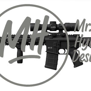 Puede incluir: Rifle SR-25 negro con mira telescópica y cargador, sobre fondo blanco. El rifle tiene una empuñadura delantera y una culata. El texto "MH" está dentro de un círculo, con "Mr. Hyde Designs" al lado.