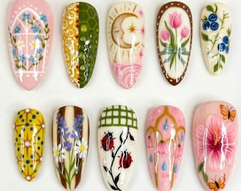 Uñas postizas con diseño de jardín primaveral / Uñas almendradas estilo cottagecore / Uñas con diseño floral de luna y mariquita / Uñas pintadas a mano personalizadas / Uñas estilo vintage Fairycore
