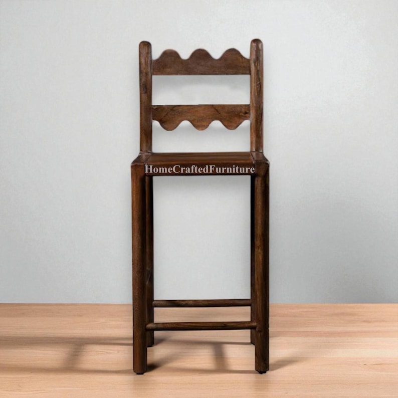 K&ouml;nnte beinhalten: Ein hoher, dunkelbrauner Holzstuhl mit einem wellenf&ouml;rmigen Oberteil und zwei horizontalen St&uuml;tzen. Der Stuhl hat einen rechteckigen Sitz und vier gerade Beine. Der Text "HomeCraftedFurniture" ist auf die Vorderseite des Stuhls gedruckt.