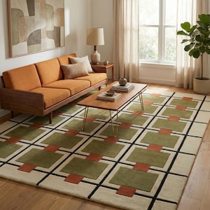 Pode incluir: Uma sala de estar com um sofá laranja, uma mesa de centro de madeira e um tapete geométrico com quadrados verdes e ferrugem. Uma pintura está pendurada na parede e uma planta em vaso está no canto. O ambiente é acolhedor.