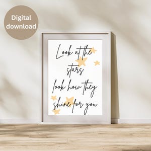 Op de afbeelding: Witgelijste print met de tekst "Look at the stars look how they shine for you" in zwart schrift. De print bevat gele sterillustraties en een label "Digitale download".