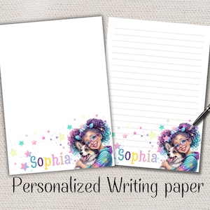 Peut inclure: Deux feuilles de papier à lettres personnalisées avec une illustration d'une fille étreignant un chien corgi. Le nom de la fille, "Sophia", est écrit en couleurs pastel. Le papier est blanc, une feuille est lignée et l'autre est vierge.