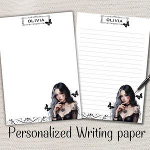 Peut inclure: Deux feuilles de papier à lettres personnalisées avec le nom "Olivia" en haut. Chaque feuille présente une illustration gothique d'une femme, des papillons et des ornements décoratifs.