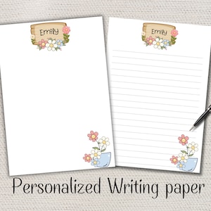 Peut inclure: Deux feuilles de papier à lettres blanc personnalisé. L'une est vierge, l'autre lignée. Les deux ont un panneau en bois avec le nom "Emily" et des motifs floraux. Un vase bleu avec des fleurs est dans le coin. Le texte "Personalized Writing paper" est en bas.